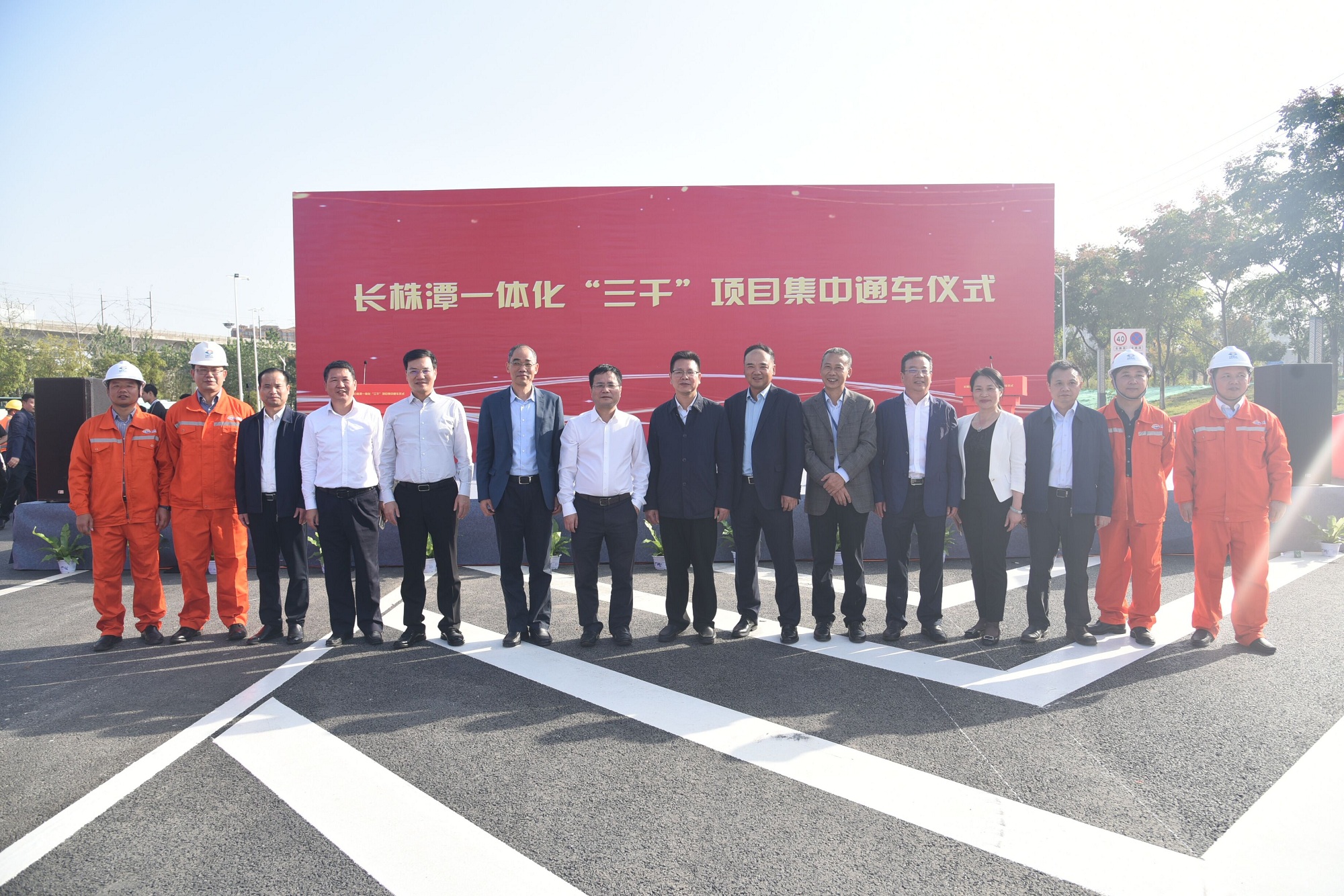 交水建888集团官网入口合影.jpg