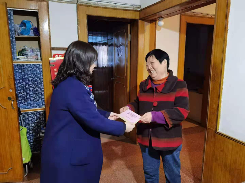 12、2月7日，李青慰问困难退休群众唐名华_副本.jpg