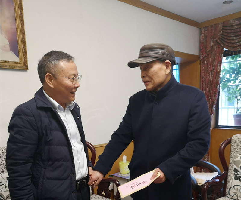 5、2月8日，陈国初慰问老党员陈国斌_副本_副本.jpg