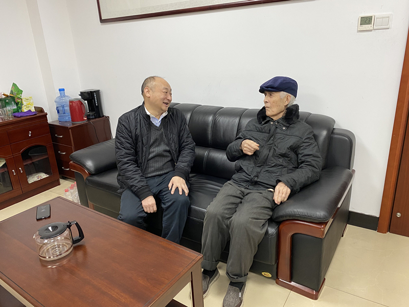 14、2月8日，彭南越慰问离休干部雷岳_副本.jpg