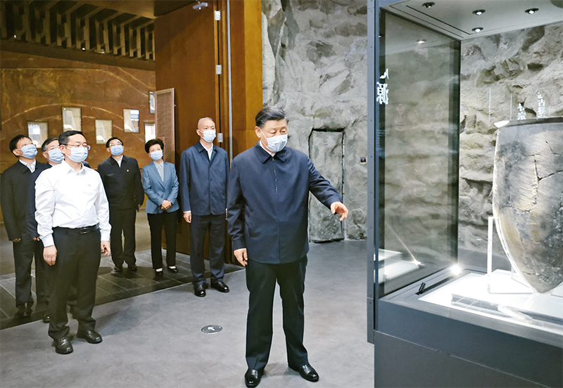 2023年6月2日，中共中央总书记、国家主席、中央军委主席习近平在北京出席文化传承发展座谈会并发表重要讲话。这是座谈会前，习近平2日下午在中国历史研究院考察。 新华社记者 鞠鹏/摄