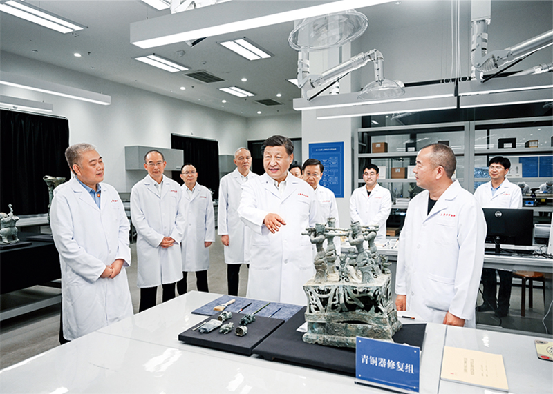 2023年7月25日至27日，中共中央总书记、国家主席、中央军委主席习近平在四川考察。这是26日下午，习近平在位于德阳市广汉市的三星堆博物馆文物；び胄薷垂，同现场工作人员亲切交流。 新华社记者 谢环驰/摄
